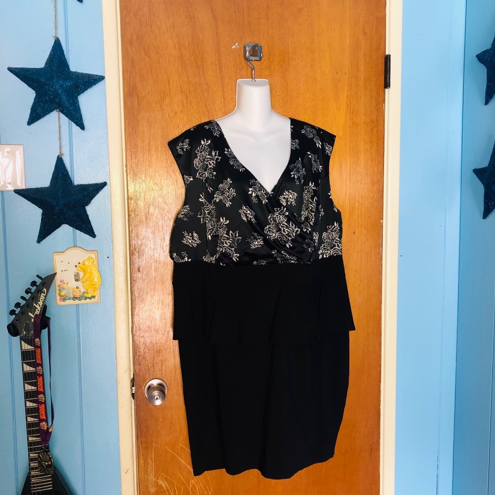 Torrid 26 Floral Rose V-Neck Black Peplum Dress